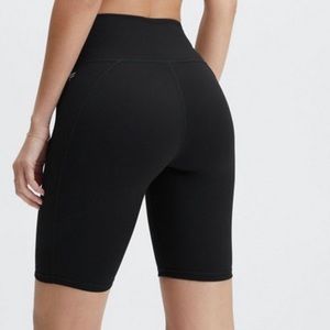 NWT Fabletics Define High-Waisted Short 9'' in black Size L